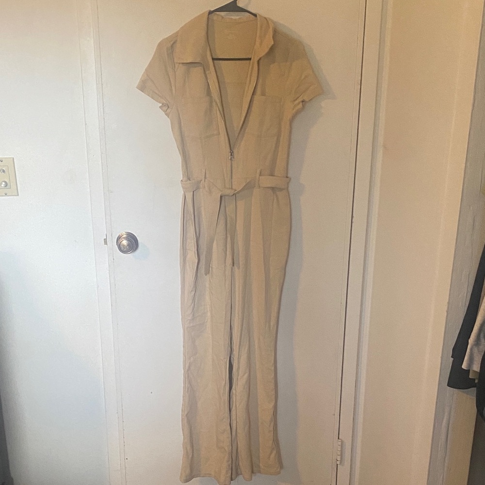 No Boundaries Womens size 7/8 collard beige Jumpsuit with belt
